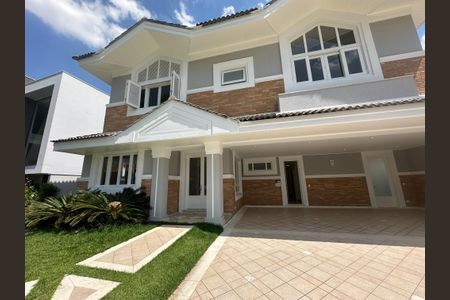 Casa de condomínio à venda com 470m², 4 quartos e 4 vagasFachada
