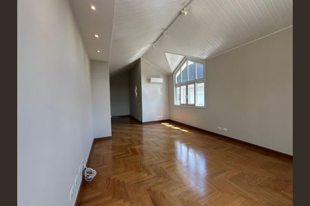 Casa de condomínio à venda com 470m², 4 quartos e 4 vagasSala de TV