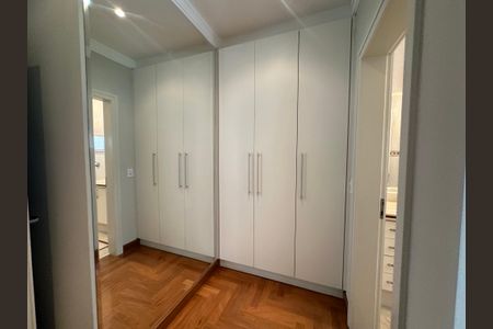 Casa de condomínio à venda com 470m², 4 quartos e 4 vagasCloset da suíte 1