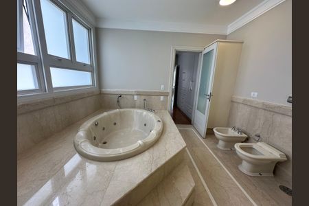 Casa de condomínio à venda com 470m², 4 quartos e 4 vagasBanheiro da Suíte 2