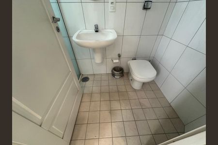 Casa de condomínio à venda com 470m², 4 quartos e 4 vagasBanheiro de serviço