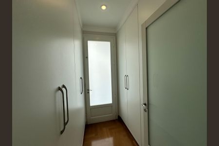 Casa de condomínio à venda com 470m², 4 quartos e 4 vagasCloset da suíte 4