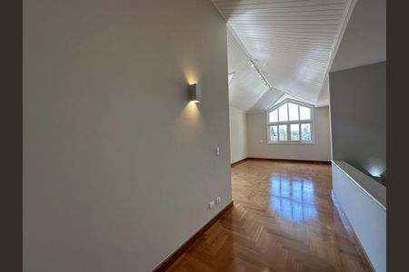 Casa de condomínio à venda com 470m², 4 quartos e 4 vagasSala de TV