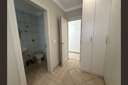 Casa de condomínio à venda com 470m², 4 quartos e 4 vagasQuarto de Serviço