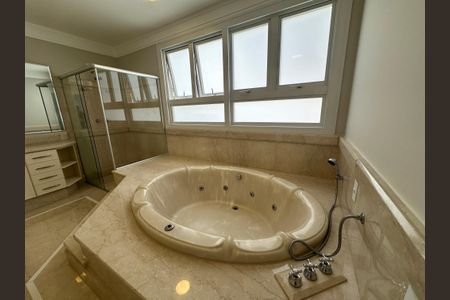 Casa de condomínio à venda com 470m², 4 quartos e 4 vagasBanheiro da Suíte 2