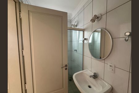 Casa de condomínio à venda com 470m², 4 quartos e 4 vagasBanheiro de serviço