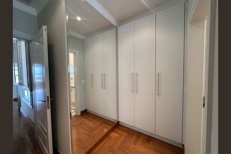 Casa de condomínio à venda com 470m², 4 quartos e 4 vagasCloset da suíte 1