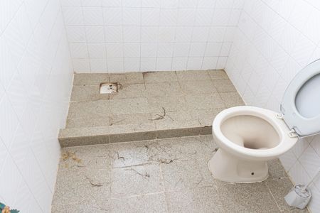 Casa para alugar com 360m², 5 quartos e 5 vagasBanheiro 1