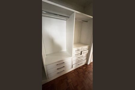 Apartamento à venda com 250m², 4 quartos e 4 vagasCloset da suíte