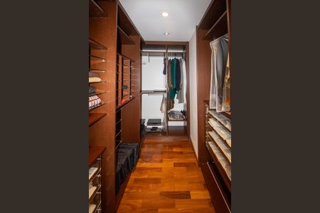 Apartamento à venda com 220m², 3 quartos e 4 vagasCloset da suíte 1