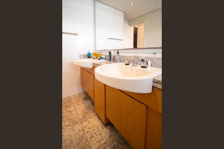 Apartamento à venda com 220m², 3 quartos e 4 vagasBanheiro Suíte 1