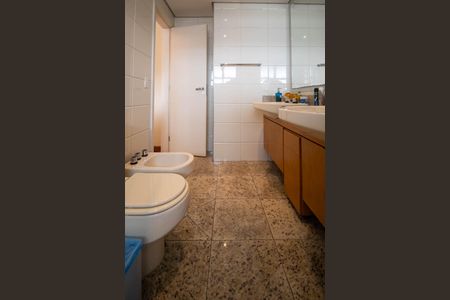 Apartamento à venda com 220m², 3 quartos e 4 vagasBanheiro Suíte 1