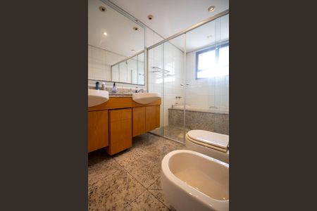 Apartamento à venda com 220m², 3 quartos e 4 vagasBanheiro Suíte 1