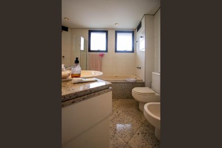 Apartamento à venda com 220m², 3 quartos e 4 vagasBanheiro Suíte 3