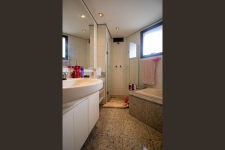 Apartamento à venda com 220m², 3 quartos e 4 vagasBanheiro Suíte 3