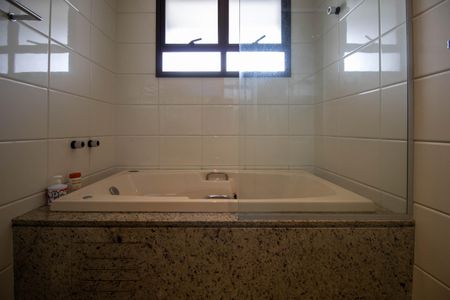 Apartamento à venda com 220m², 3 quartos e 4 vagasBanheiro Suíte 1