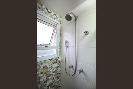 Apartamento para alugar com 59m², 2 quartos e 1 vagaChuveiro do banheiro da Suíte 1