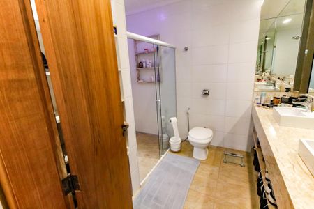 Apartamento à venda com 375m², 4 quartos e 3 vagasBanheiro da Suíte 2