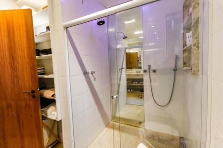Apartamento à venda com 375m², 4 quartos e 3 vagasBanheiro da Suíte 2 - chuveiro