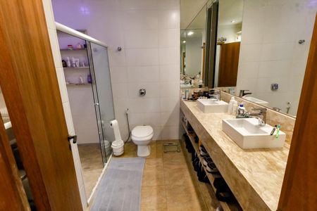 Apartamento à venda com 375m², 4 quartos e 3 vagasBanheiro da Suíte 2