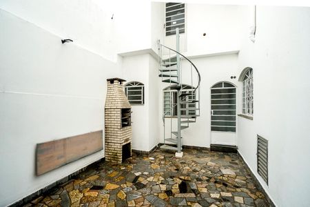 Casa para alugar com 160m², 3 quartos e 3 vagasQuintal e garagem