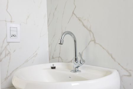 Banheiro de kitnet/studio para alugar com 1 quarto, 27m² em Jardim Clementino, Taboão da Serra