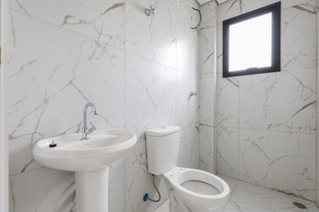 Banheiro de kitnet/studio para alugar com 1 quarto, 27m² em Jardim Clementino, Taboão da Serra