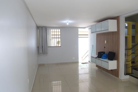 Sala de casa de condomínio para alugar com 3 quartos, 230m² em Parque Industrial de Goiania, Goiânia