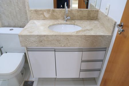 Casa de condomínio para alugar com 230m², 3 quartos e 3 vagasBanheiro da Suíte 2