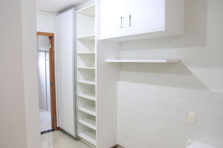 Casa de condomínio para alugar com 230m², 3 quartos e 3 vagasSuíte 01