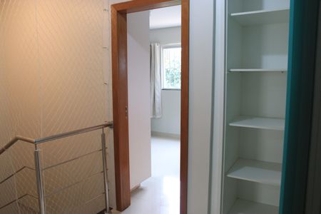 Casa de condomínio para alugar com 230m², 3 quartos e 3 vagasHall