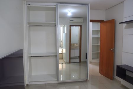 Casa de condomínio para alugar com 230m², 3 quartos e 3 vagasSuíte 02