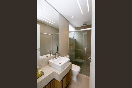 Casa à venda com 370m², 4 quartos e 5 vagasBanheiro da Suíte 3