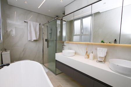 Casa à venda com 370m², 4 quartos e 5 vagasBanheiro da Suíte 1