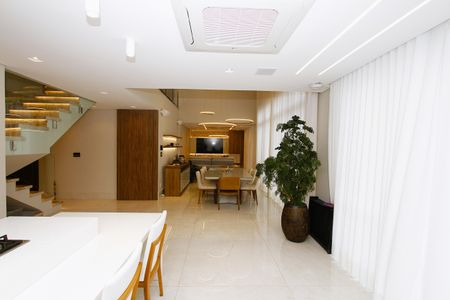 Casa à venda com 370m², 4 quartos e 5 vagasSala