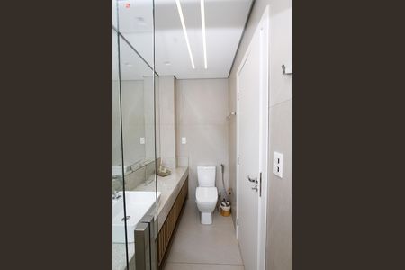 Casa à venda com 370m², 4 quartos e 5 vagasBanheiro da Suíte 2