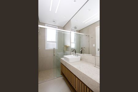 Casa à venda com 370m², 4 quartos e 5 vagasBanheiro da Suíte 2