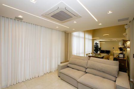 Casa à venda com 370m², 4 quartos e 5 vagasSala