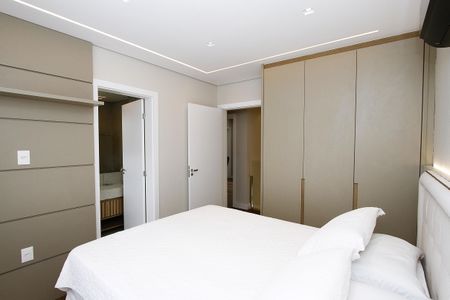 Casa à venda com 370m², 4 quartos e 5 vagasQuarto 2 - Suíte