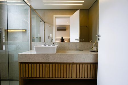 Casa à venda com 370m², 4 quartos e 5 vagasBanheiro da Suíte 2