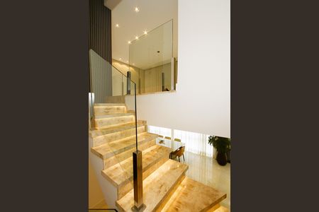 Casa à venda com 370m², 4 quartos e 5 vagasEscada