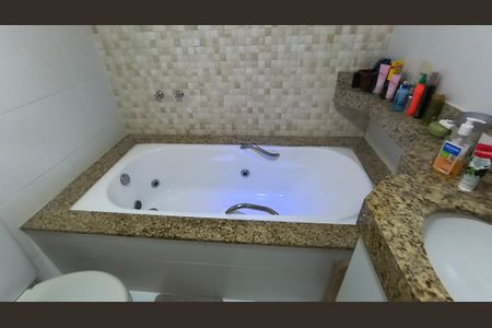 Casa de condomínio para alugar com 360m², 5 quartos e 3 vagasBanheiro da Suíte 1 