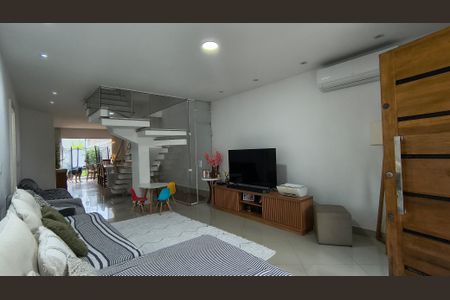 Sala de casa de condomínio para alugar com 5 quartos, 360m² em Recreio dos Bandeirantes, Rio de Janeiro