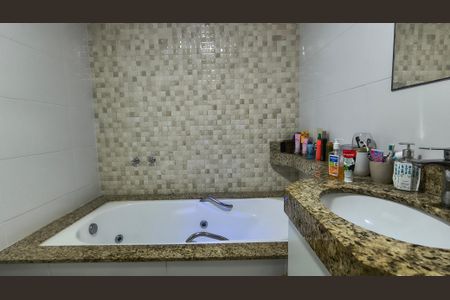 Casa de condomínio para alugar com 360m², 5 quartos e 3 vagasBanheiro da Suíte 1 