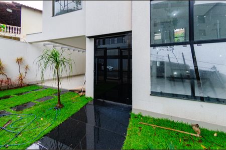 Casa à venda com 156m², 3 quartos e 4 vagas Casa à venda com 156m², 3 quartos e 4 vagasÁrea externa