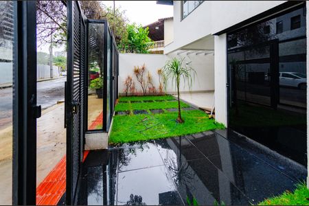 Casa à venda com 156m², 3 quartos e 4 vagas Casa à venda com 156m², 3 quartos e 4 vagasÁrea externa