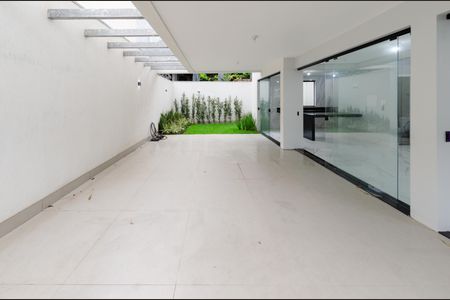 Casa à venda com 156m², 3 quartos e 4 vagas Casa à venda com 156m², 3 quartos e 4 vagasGaragem