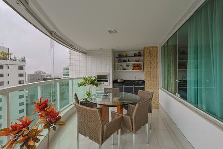 Apartamento à venda com 176m², 4 quartos e 4 vagasVaranda