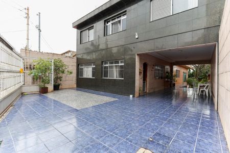 Casa à venda com 370m², 3 quartos e 8 vagas Casa à venda com 370m², 3 quartos e 8 vagasEntrada e garagem