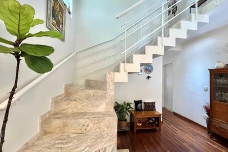 Casa de condomínio à venda com 181m², 4 quartos e 3 vagasEscada